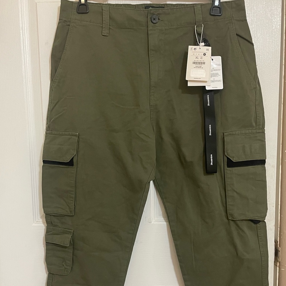 Bershka Men's Khaki Cargo Pants w/ Chain